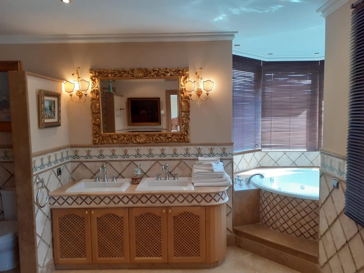 Villa met 4 slaapkamers in Estepona in Estepona - foto 18