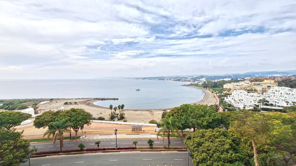 Drie-slaapkamerappartement aan de boulevard van La Playa del Cristo, Estepona in Estepona - foto 2