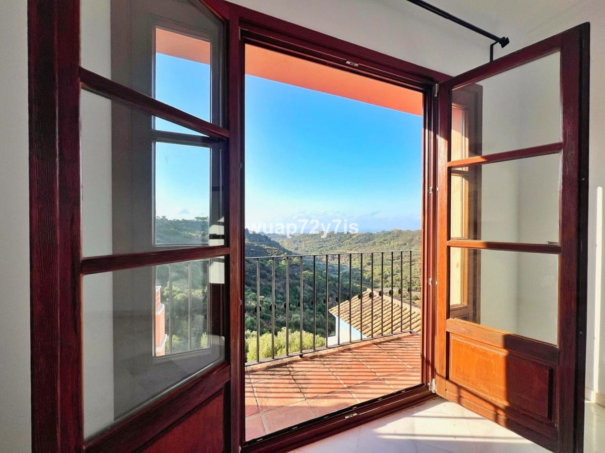 Elegante hoekwoning in La Heredia de Monte Mayor met ononderbroken zeezicht en privacy in Benahavís - foto 15