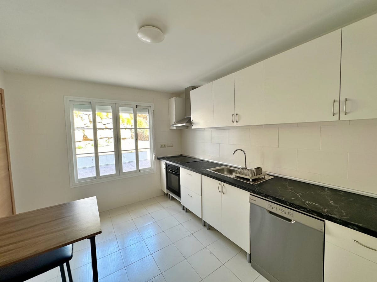 Ruime 3-slaapkamer villa in Benahavís, Puerto de Los Almendros, met panoramisch zee- en bergzicht in Benahavís - foto 6