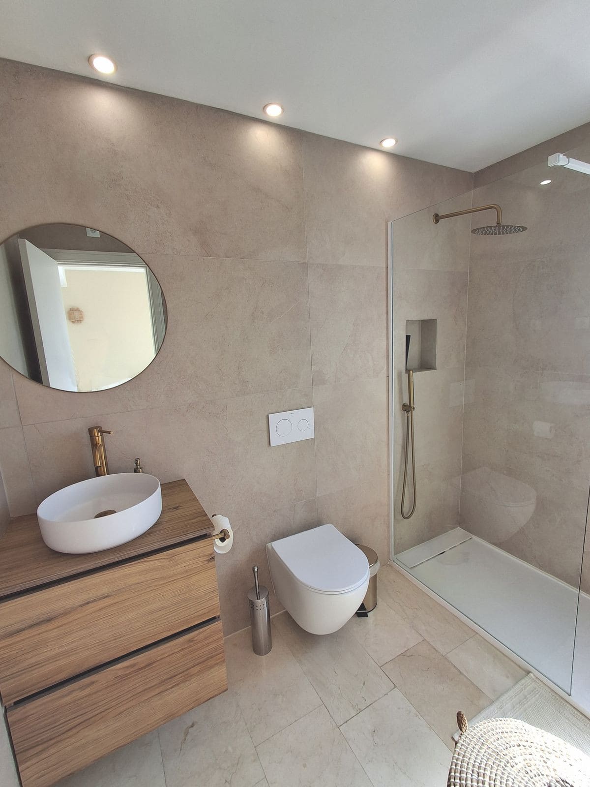 Elegant 4-slaapkamer halfvrijstaand huis met tuin, jacuzzi, garage en wasruimte in Marbella in Nueva Andalucía - foto 18