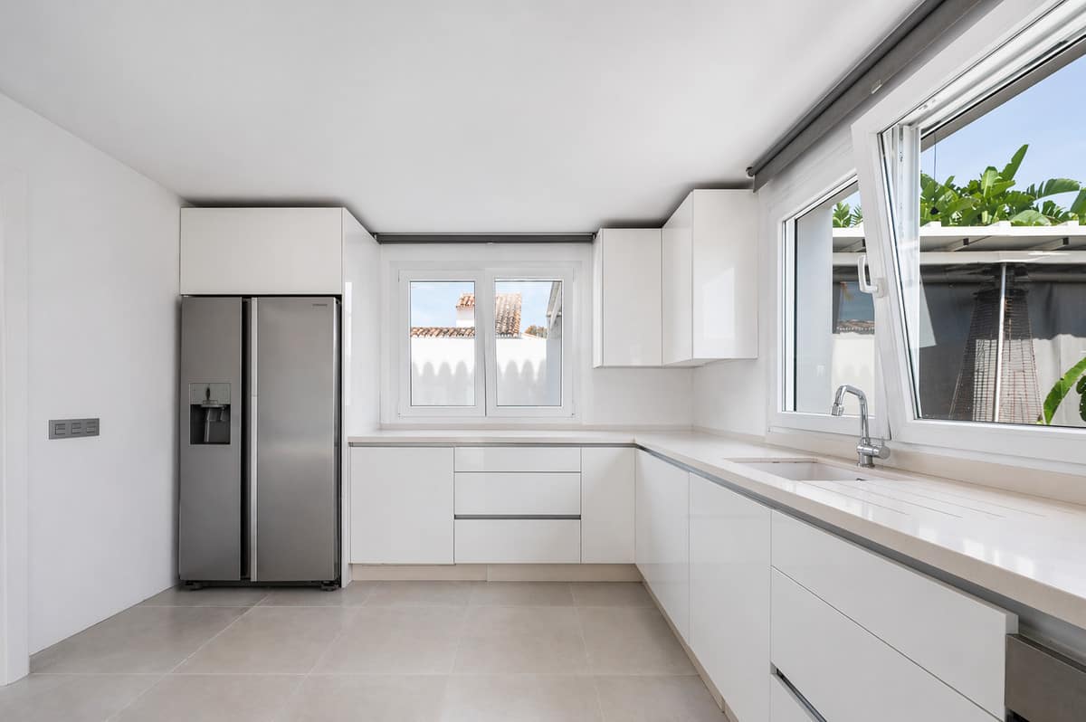 Moderne 3-slaapkamer villa in Estepona op loopafstand van het strand in Estepona - foto 8