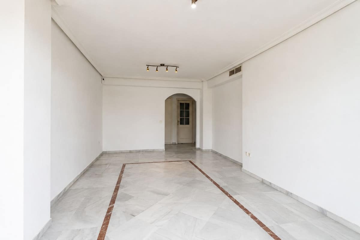 Drie-slaapkamer appartement in Nueva Andalucía met toeristische verhuurlicentie in Nueva Andalucía - foto 3