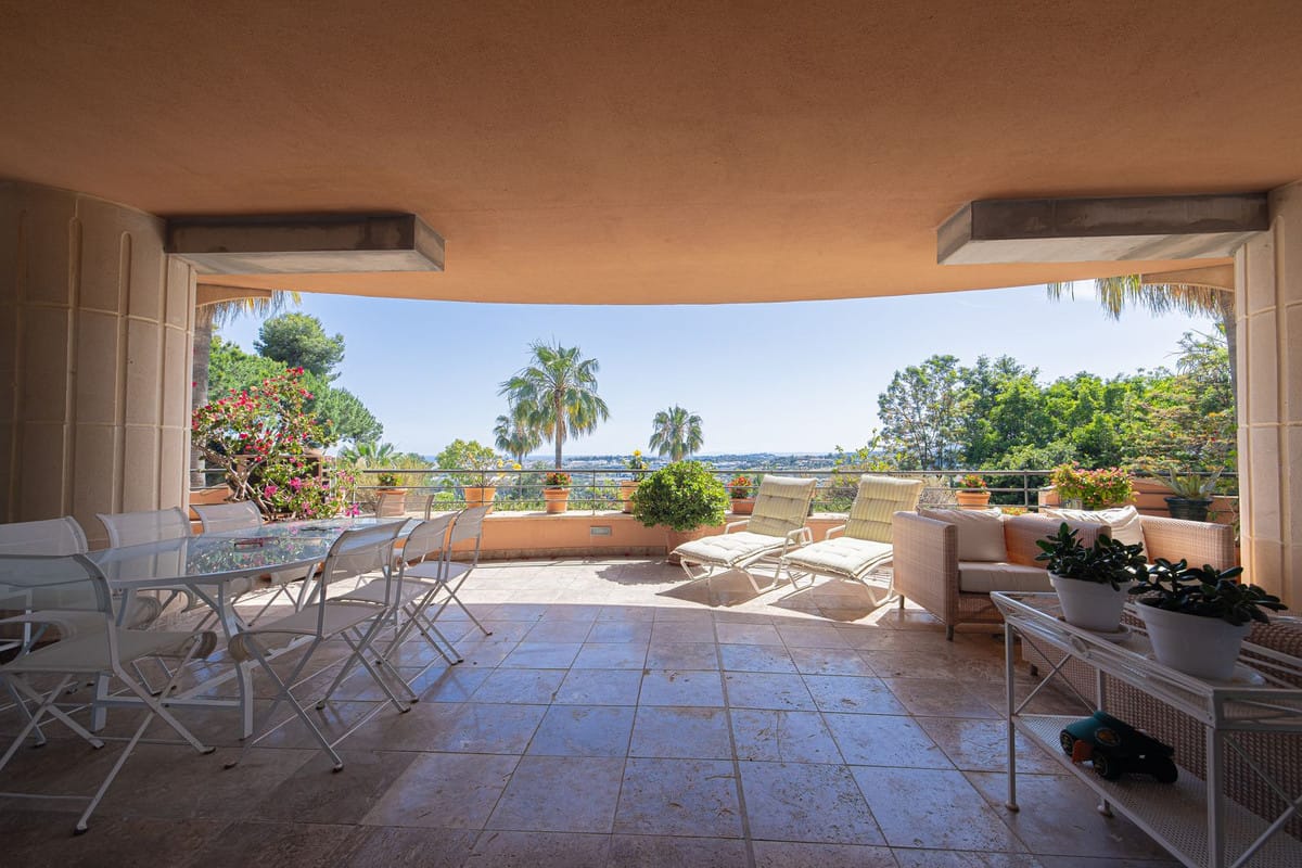 Ruim driekamer-subpenthouse met panoramisch zeezicht in Magna Marbella in Nueva Andalucía - foto 3