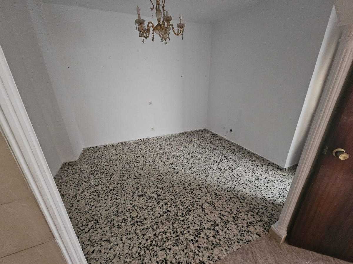 3-slaapkamer vrijstaande woning in Estepona centrum met solarium en ontwikkelingskansen in Estepona - foto 11