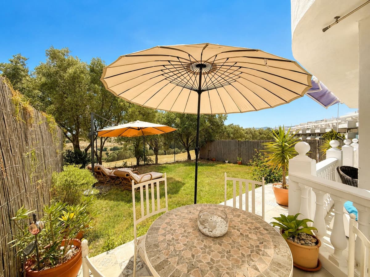 Gelijkvloers appartement met privéterras en tuin aan Estepona Golf in Estepona - foto 2