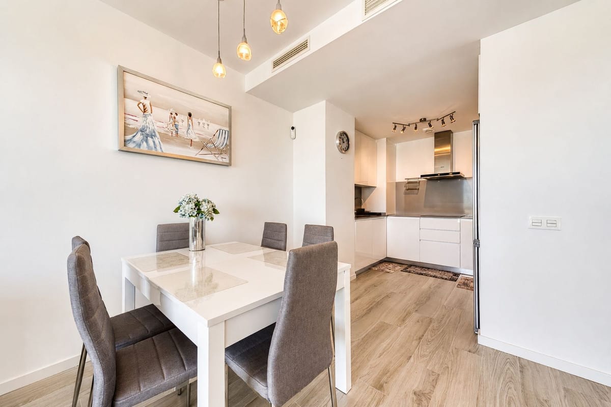 Drie-slaapkamer appartement met panoramisch zeezicht in Estepona in Estepona - foto 10