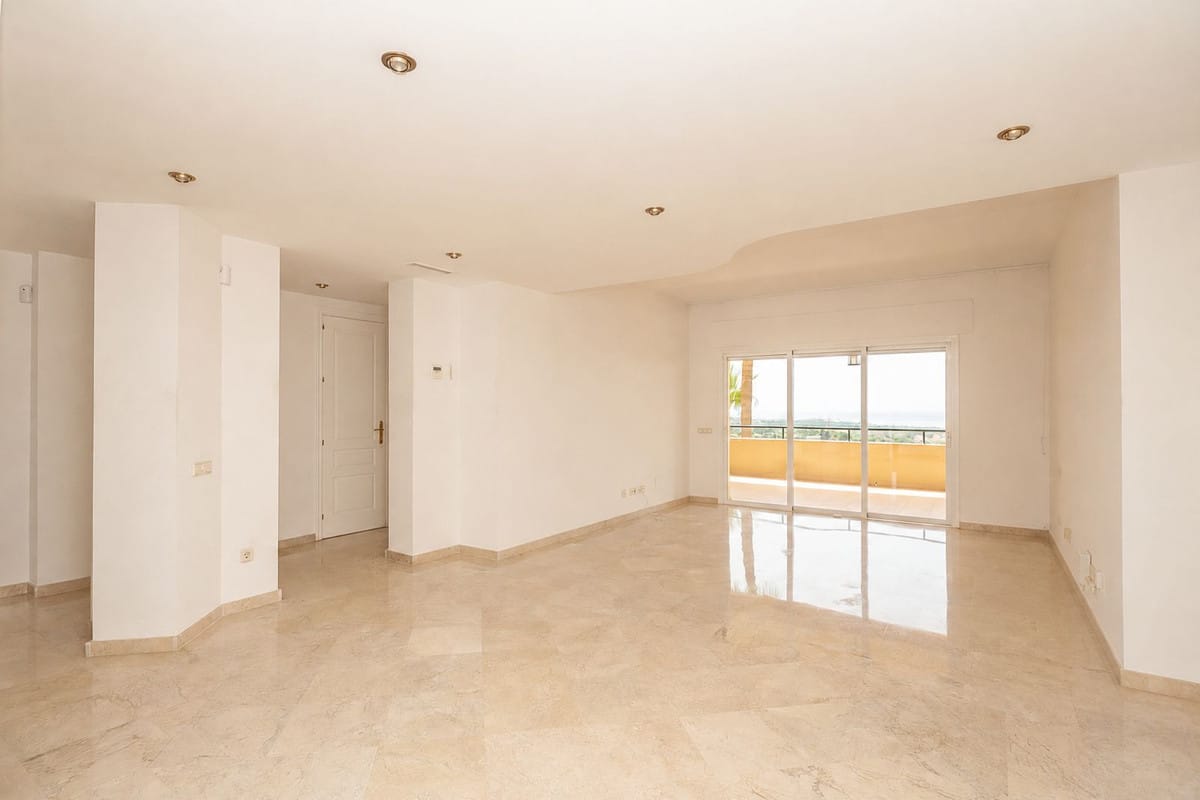 Drie-slaapkamer appartement in Elviria met panoramisch zeezicht in Elviria - foto 3
