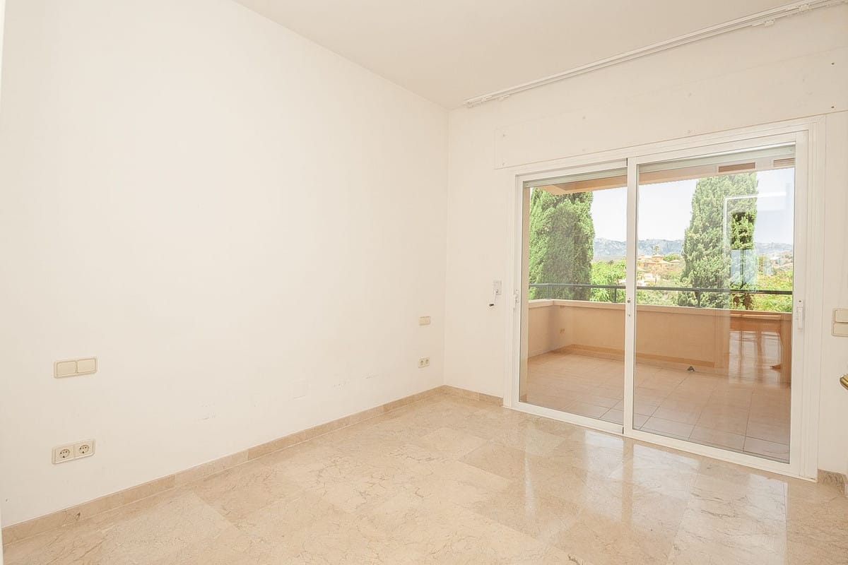 Drie-slaapkamer appartement in Elviria met panoramisch zeezicht in Elviria - foto 9