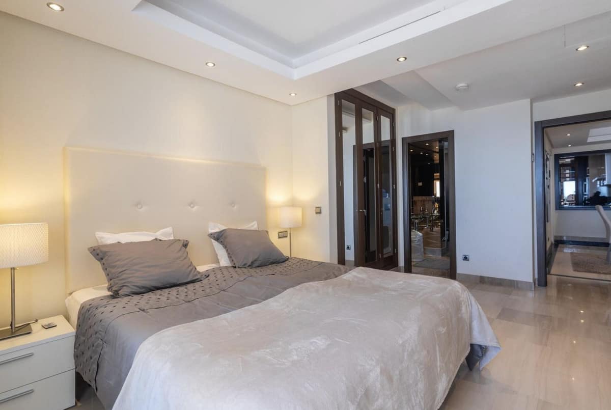 2-slaapkamer duplex penthouse aan het frontlijncomplex in New Golden Mile, Estepona in New Golden Mile - foto 11