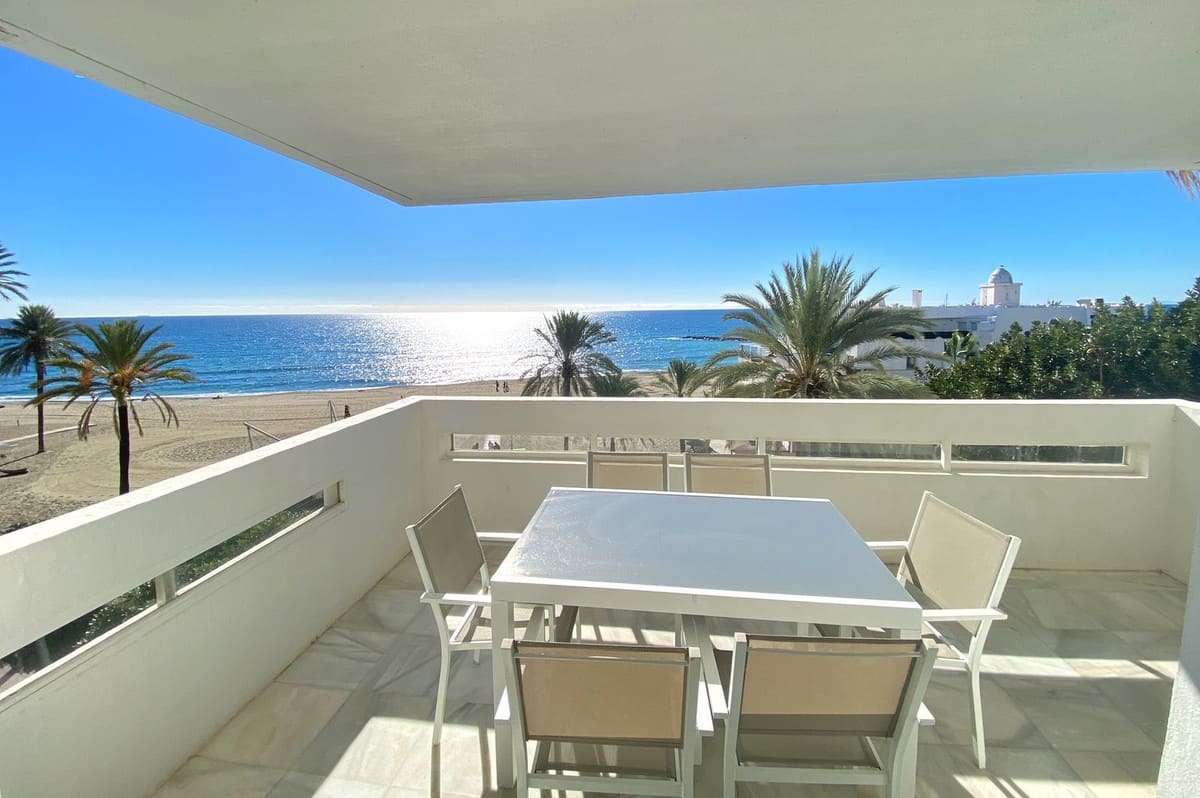 Drie-slaapkamer appartement aan het strand in Marbella in Marbella - foto 2