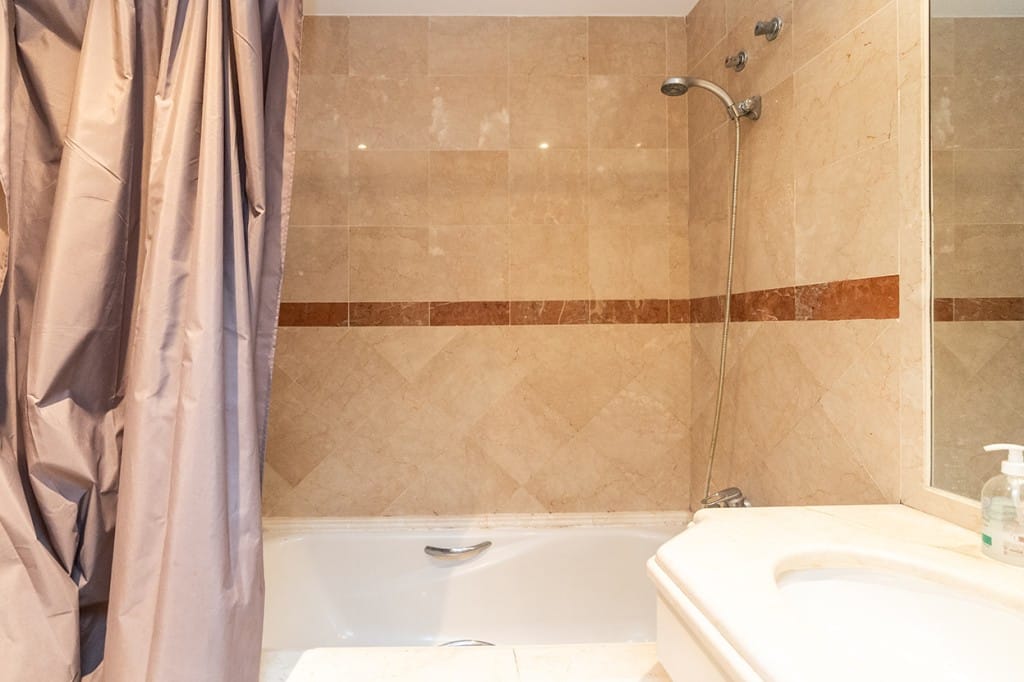 Appartement met drie slaapkamers in Marbella (Elviria) in Marbella - foto 12