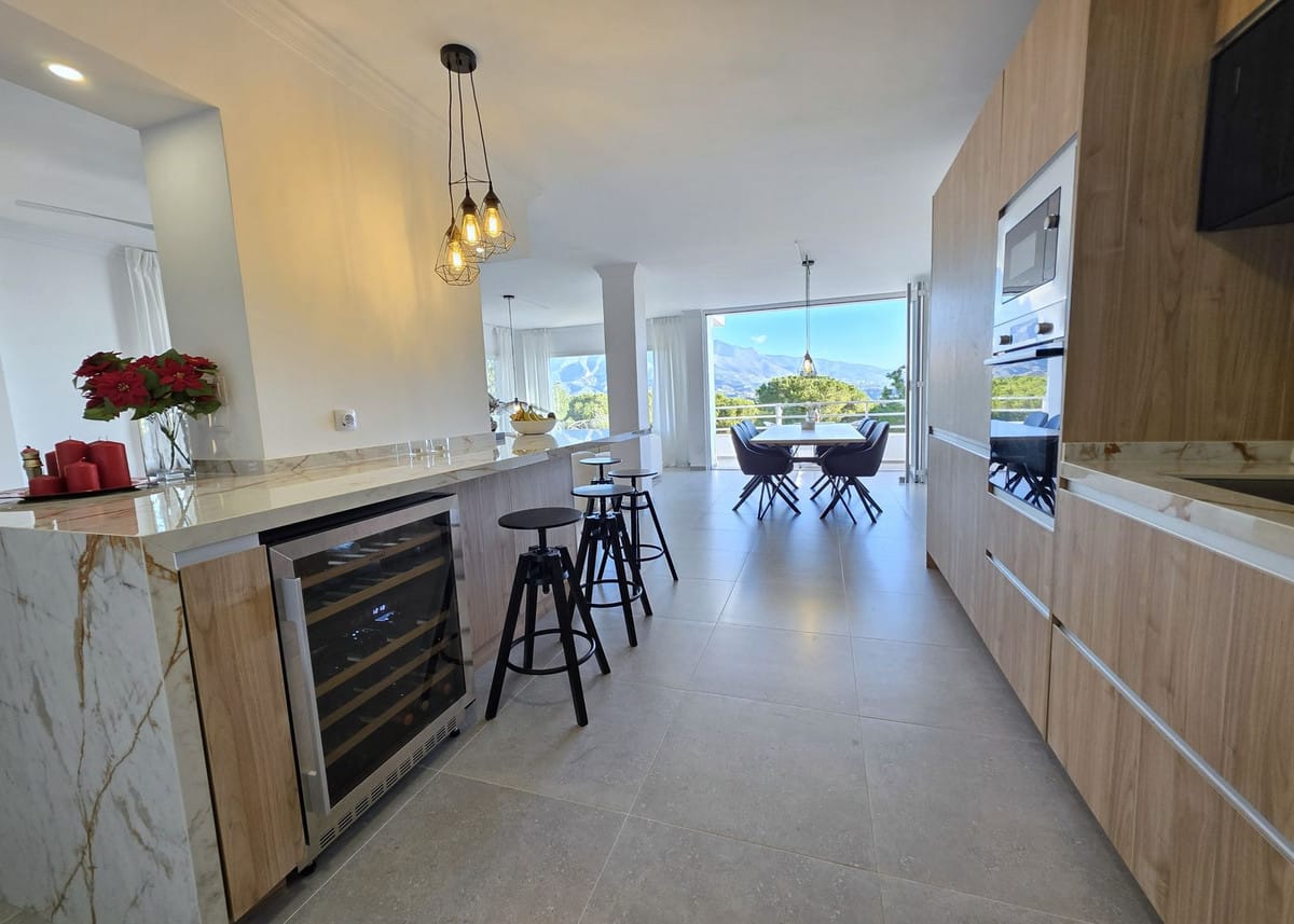Drie-slaapkamer appartement in Nueva Andalucía met zee- en bergzicht in Nueva Andalucía - foto 4