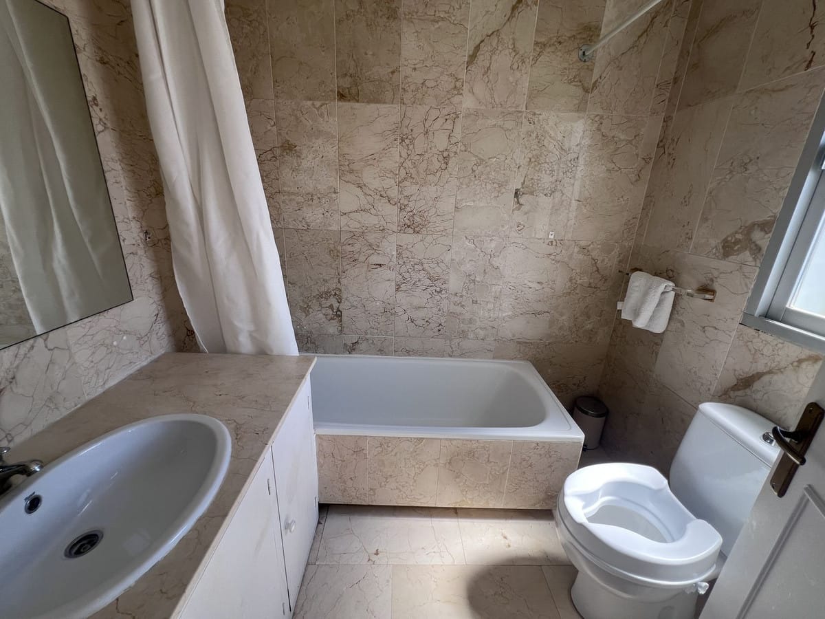 Drie slaapkamers stadswoning aan frontline golf in El Paraíso in El Paraiso - foto 11