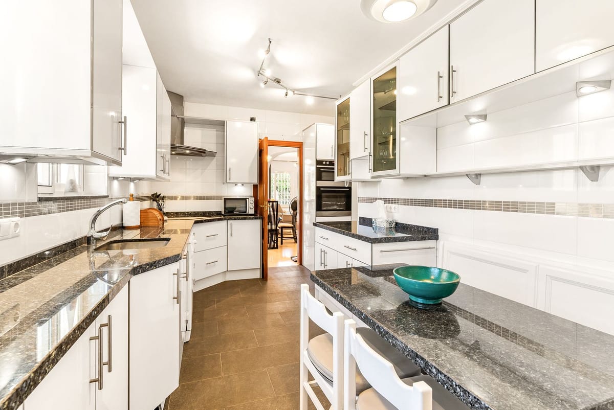 Vijf-slaapkamer villa in Calahonda met potentieel in Calahonda - foto 17