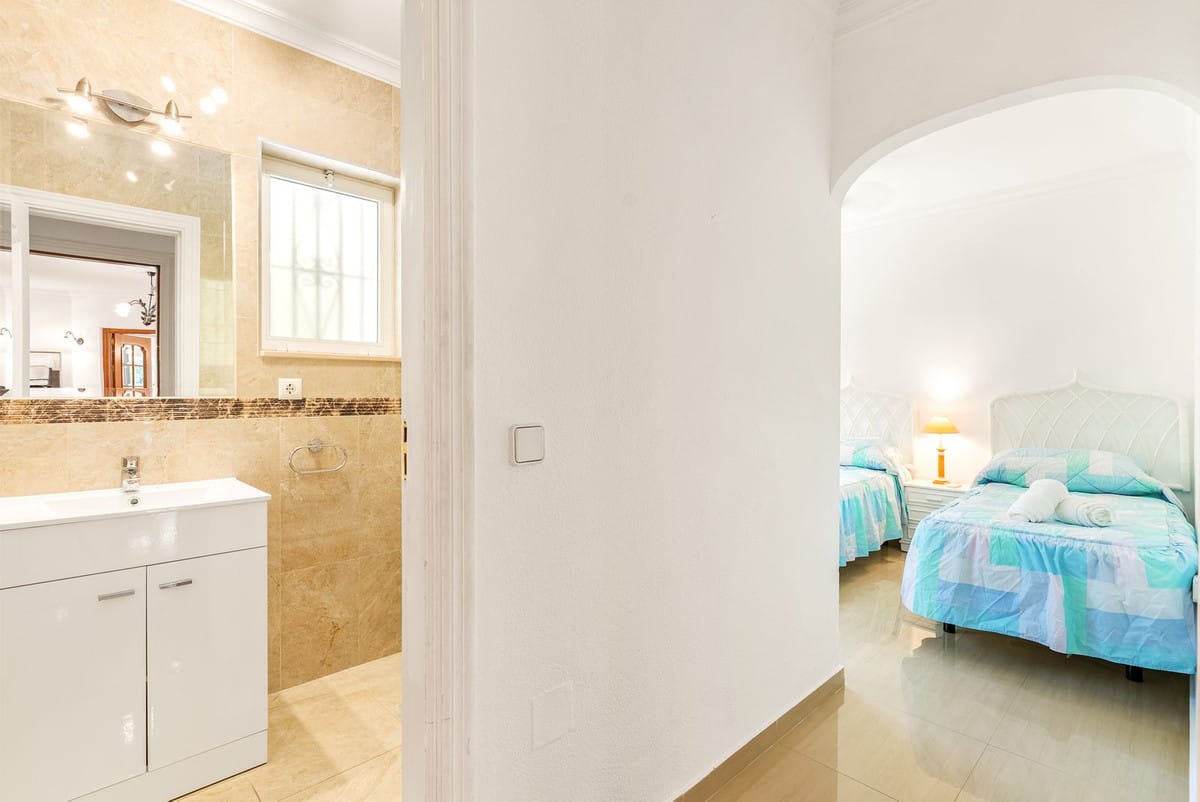 Vijf-slaapkamer villa in Calahonda met potentieel in Calahonda - foto 19
