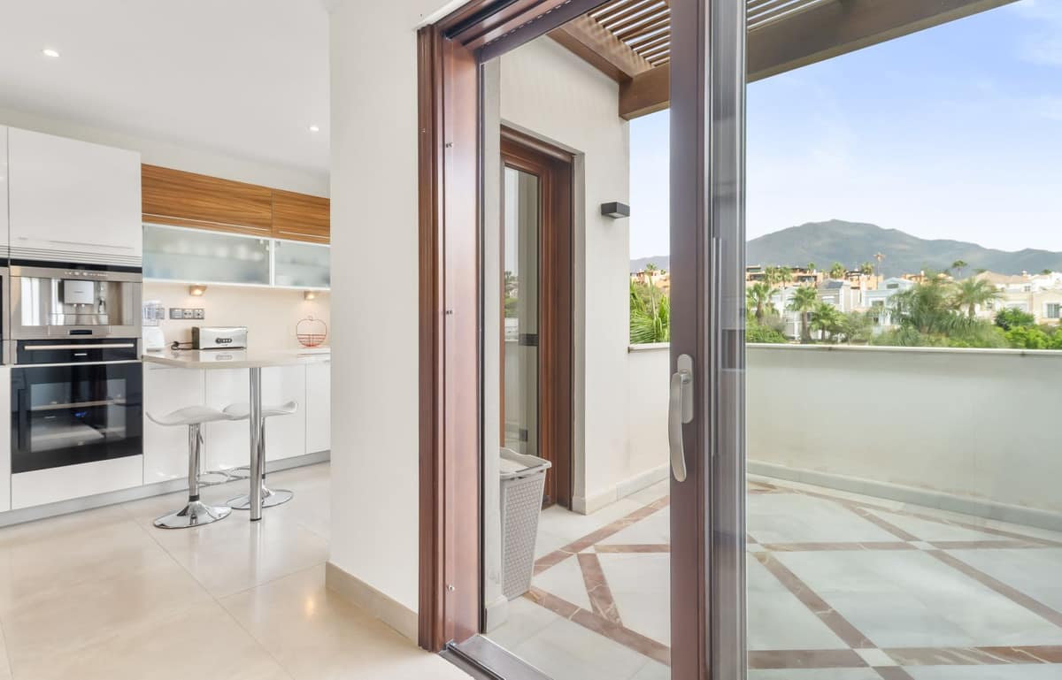 Drie-slaapkamer penthouse direct aan het strand in Estepona in Estepona - foto 12