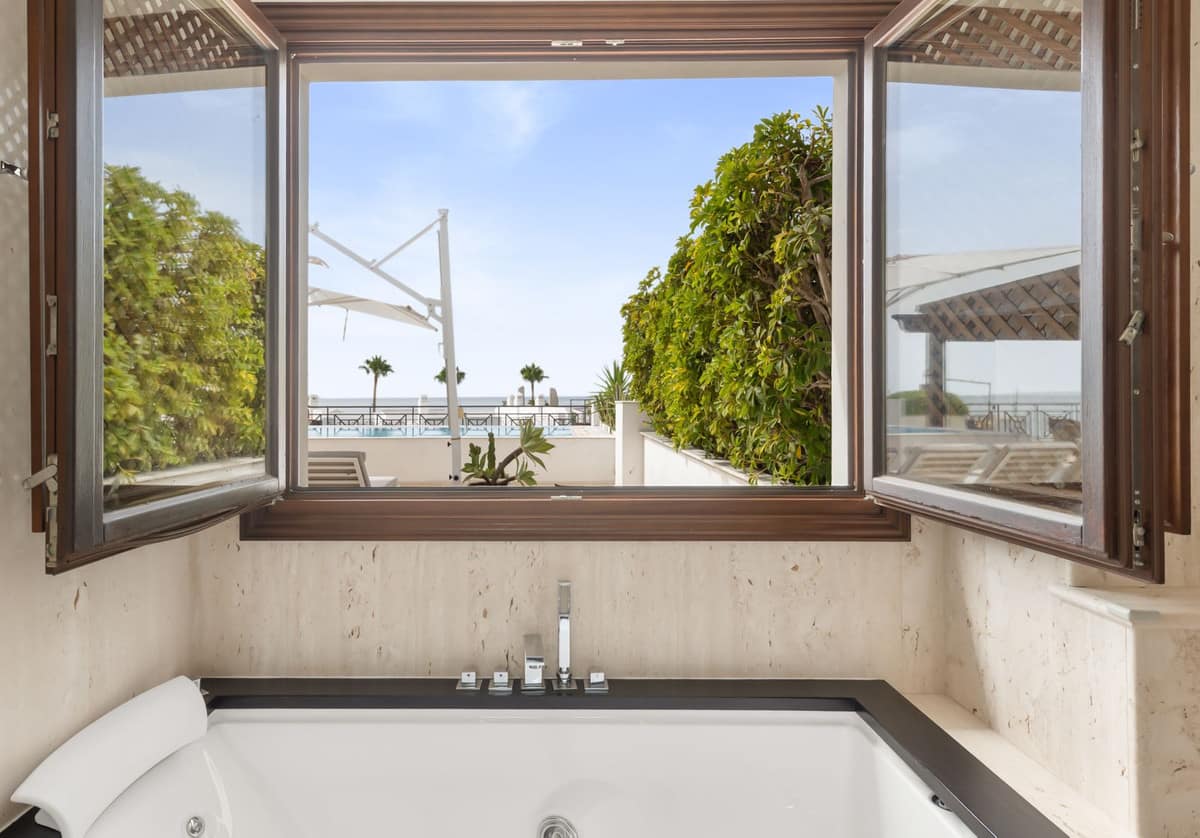 Drie-slaapkamer penthouse direct aan het strand in Estepona in Estepona - foto 17