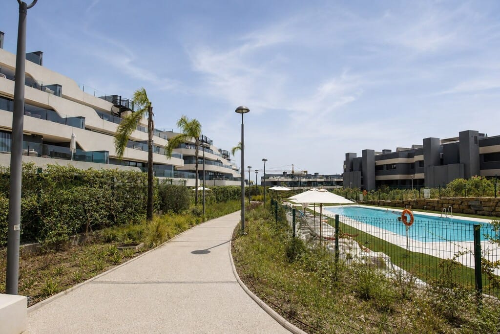 Hoekappartement begane grond — 3 slpk, tuin & zwembadzicht, Estepona in Estepona - foto 2