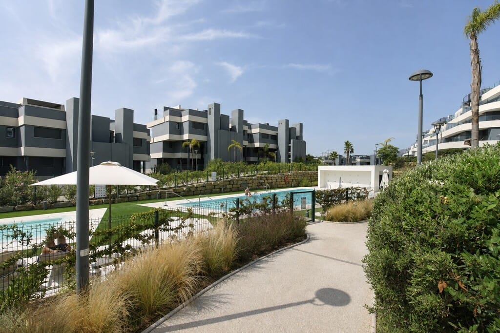 Hoekappartement begane grond — 3 slpk, tuin & zwembadzicht, Estepona in Estepona - foto 16