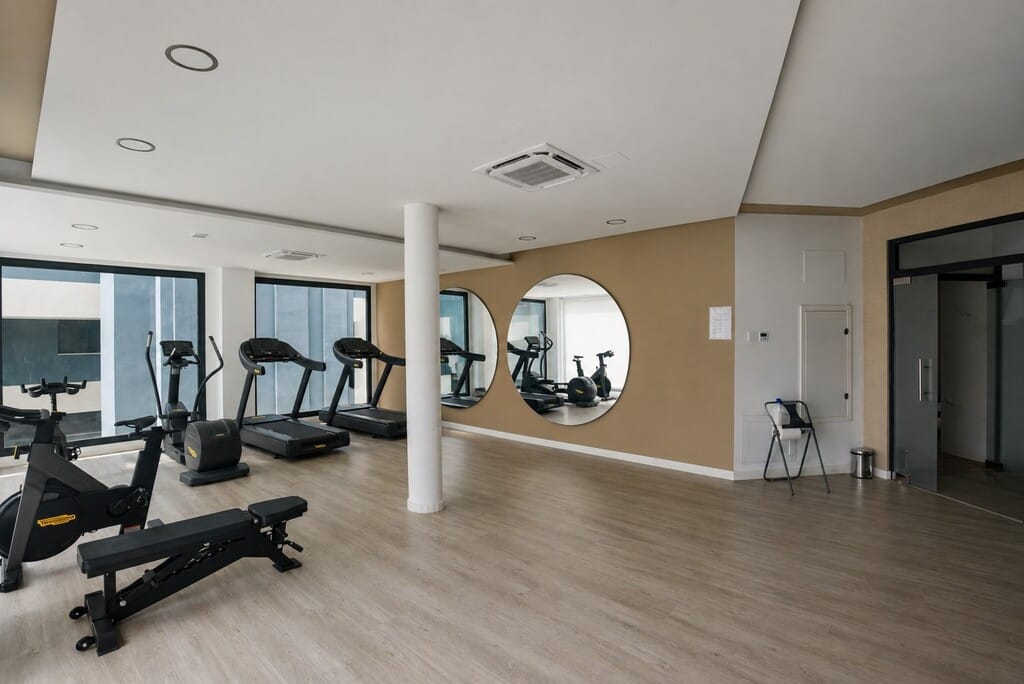 Hoekappartement begane grond — 3 slpk, tuin & zwembadzicht, Estepona in Estepona - foto 17