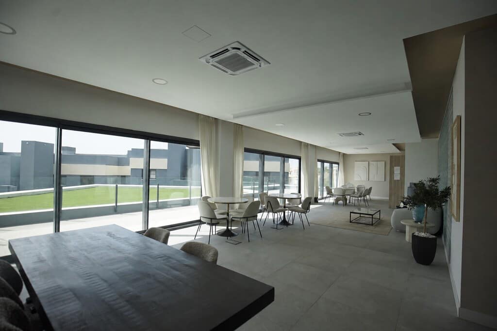 Hoekappartement begane grond — 3 slpk, tuin & zwembadzicht, Estepona in Estepona - foto 18