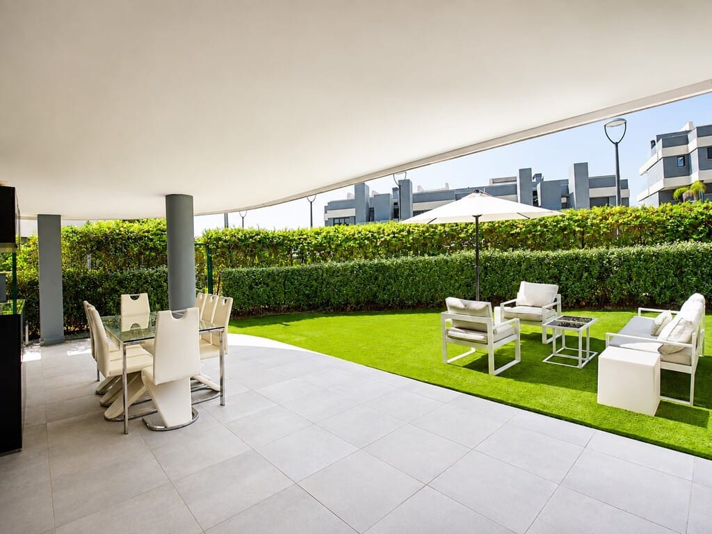 Hoekappartement begane grond — 3 slpk, tuin & zwembadzicht, Estepona in Estepona - foto 6