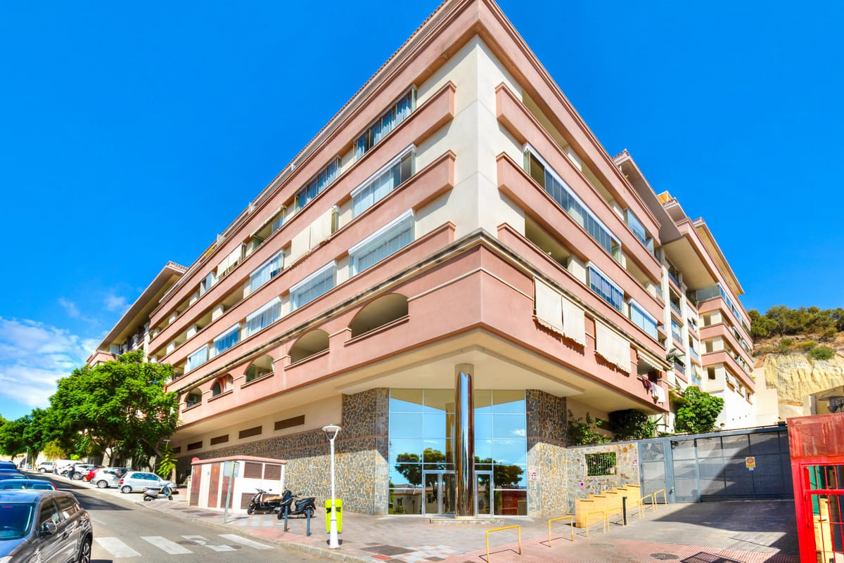 Stijlvol gerenoveerd 1-slaapkamer appartement met panoramisch zeezicht in Los Pacos, Fuengirola in Fuengirola - foto 2