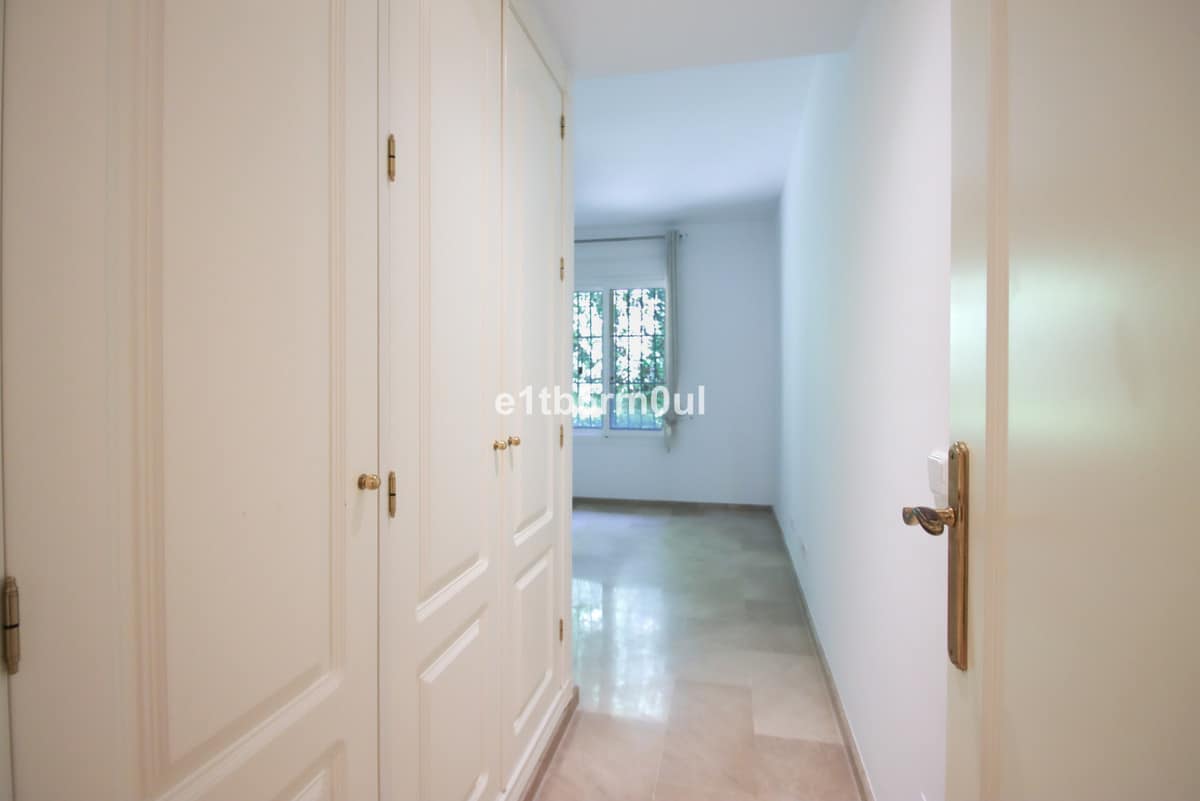 Drie-slaapkamer appartement in Nueva Andalucía met zeezicht en privé-tuin in Nueva Andalucía - foto 5