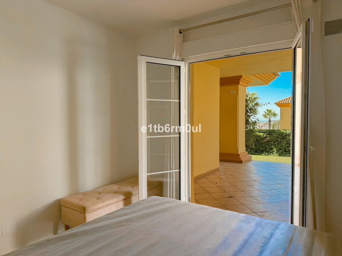 Drie-slaapkamer appartement in Nueva Andalucía met zeezicht en privé-tuin in Nueva Andalucía - foto 9