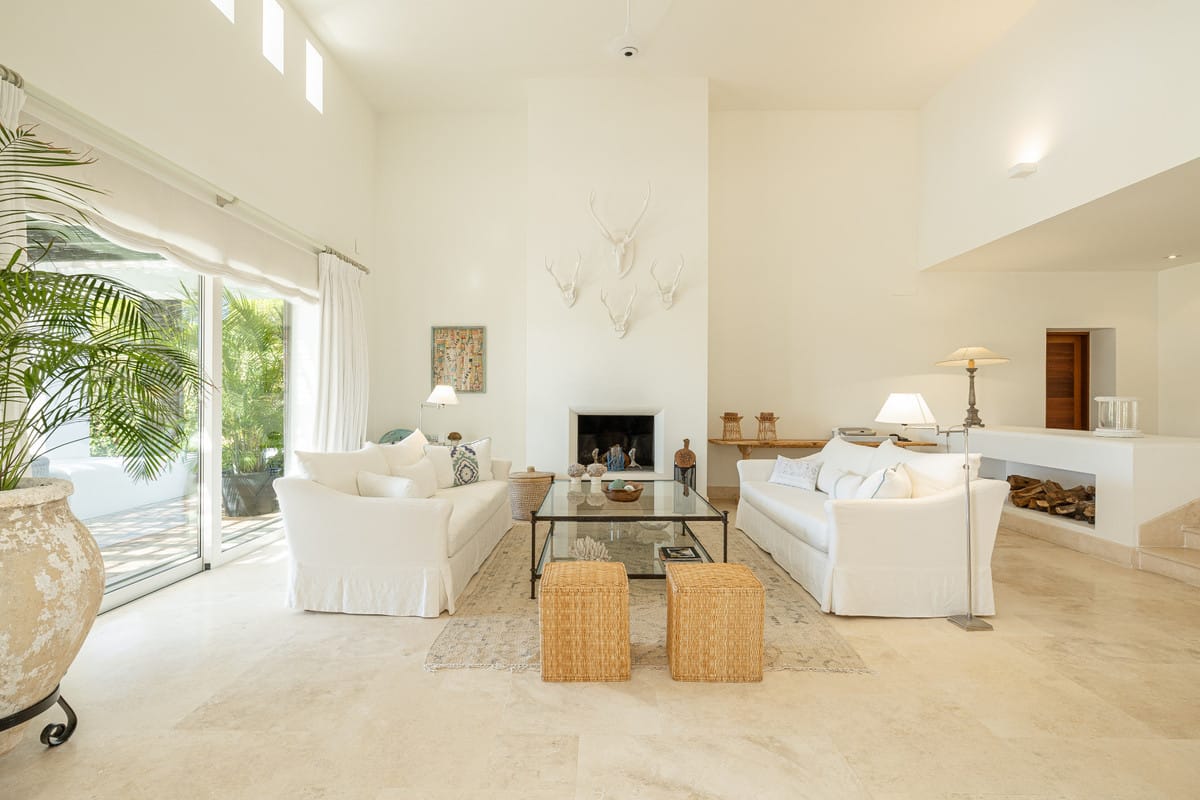 4 Bedroom House in Casares - Living Room