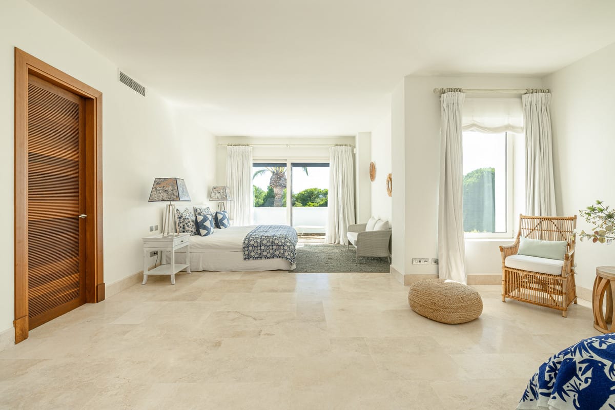 4 Bedroom House in Casares - Bedroom