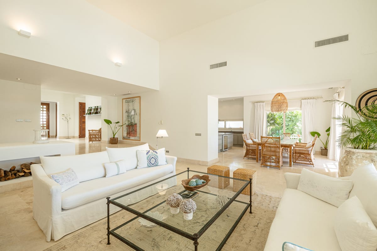 4 Bedroom House in Casares - Living Room