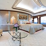 QUEEN-MAVIA_11_SW_Master-stateroom_Queen-Mavia-102_LR-ZdEkY7ti