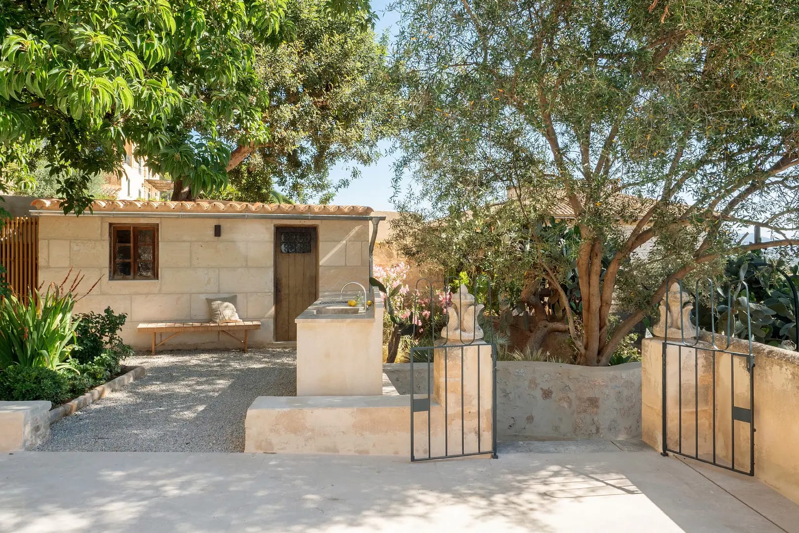 Reformed house with captivating views in Palma 43