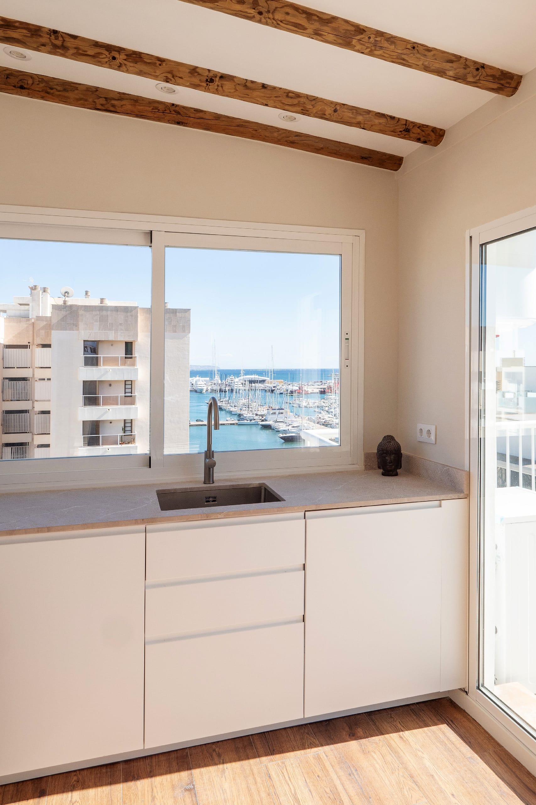 Renovated penthouse with large terrace and sea views in Santa Catalina