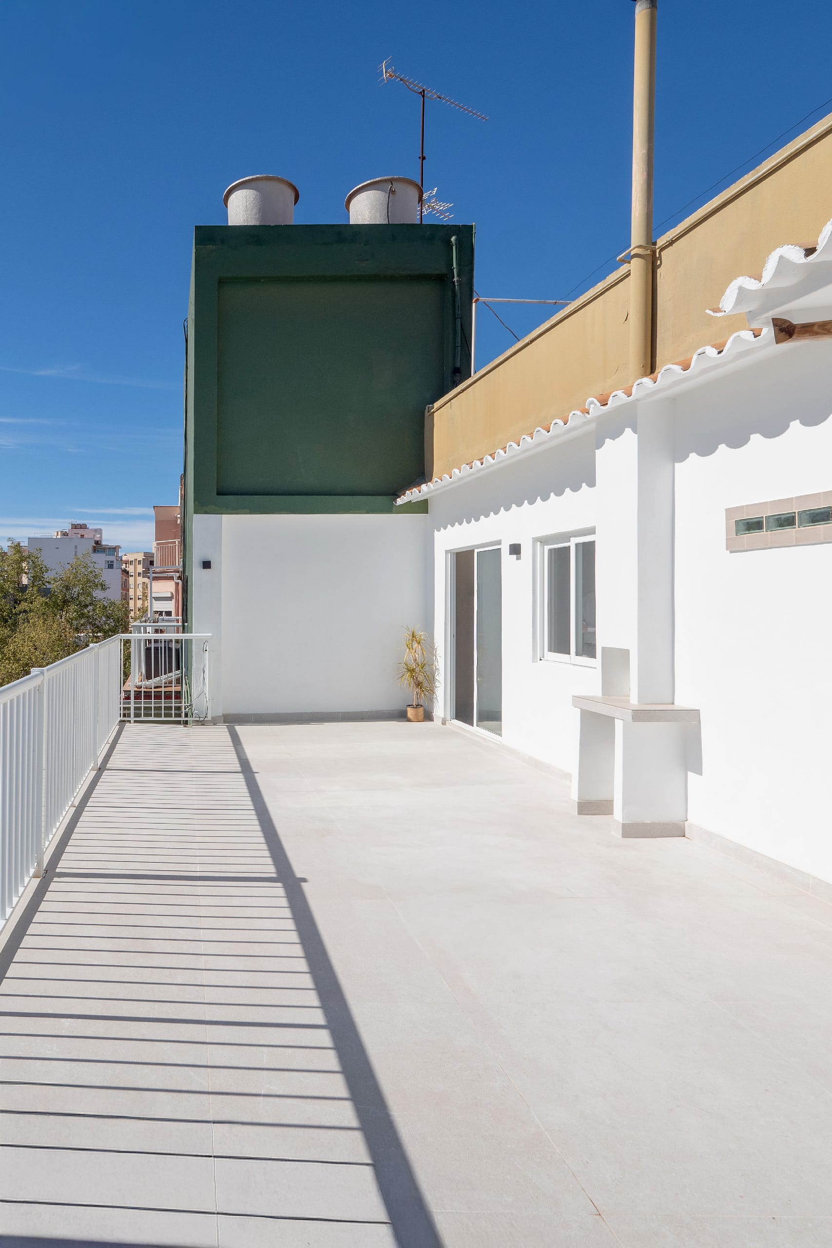 Renovated penthouse with large terrace and sea views in Santa Catalina