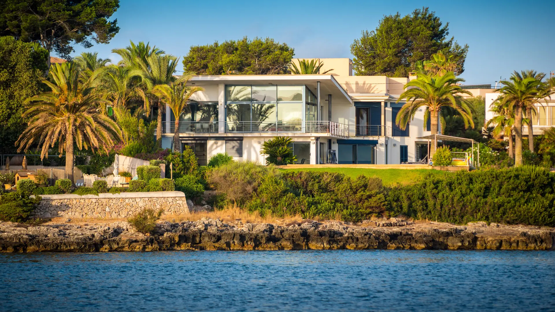 Beautiful villa by the sea – how to buy a holiday home in Spain