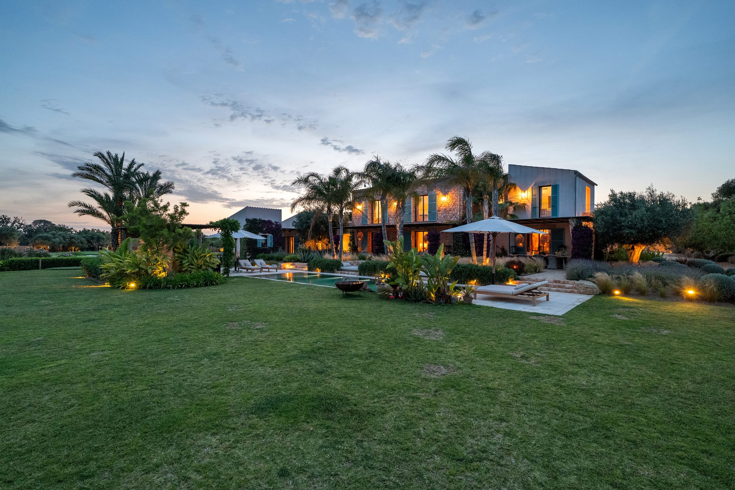 Remarkable finca with private golf course and guest house in Llucmajor 2