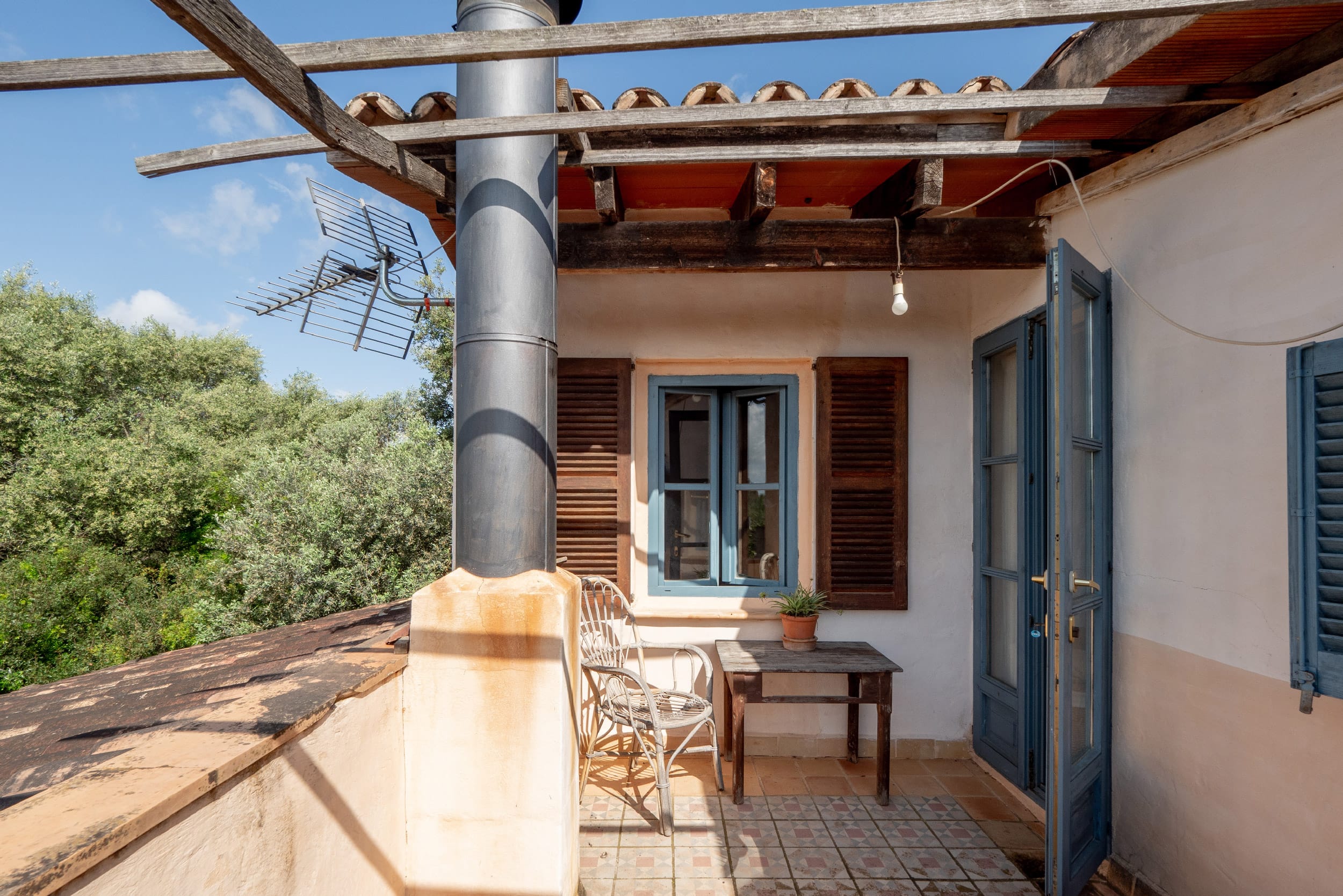 Country home on large plot in a private location 4