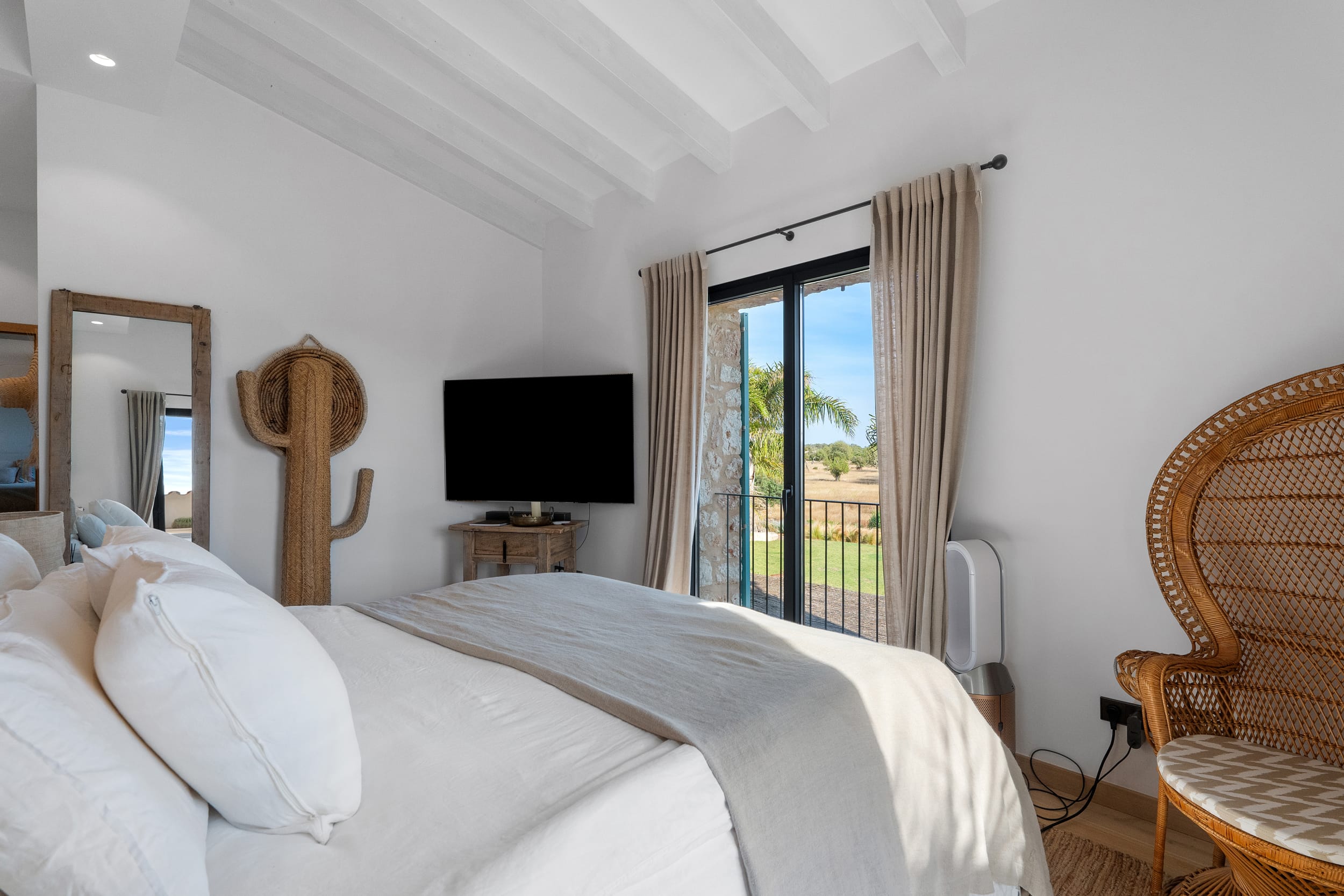 Remarkable finca with private golf course and guest house in Llucmajor 11