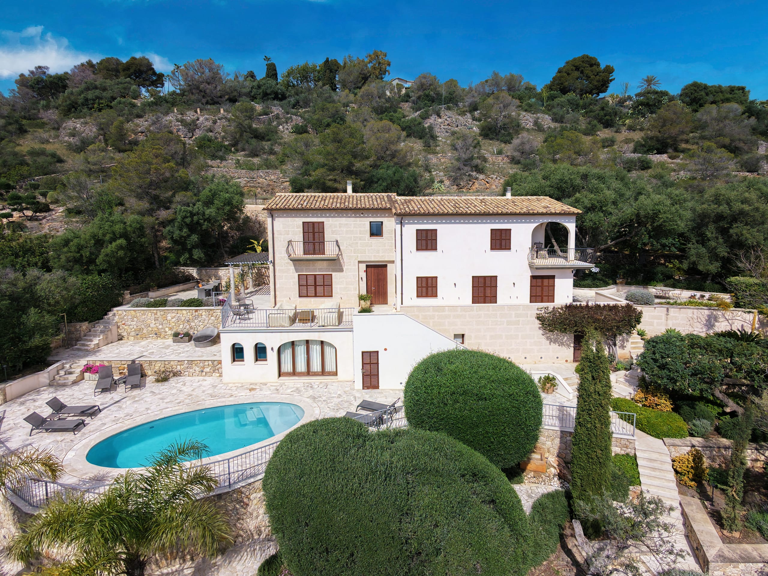 Elegant villa in Genova with panoramic sea views and valid rental license