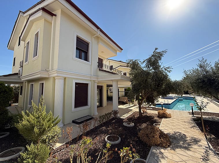 Four Bed Resale Villa in Altinkum