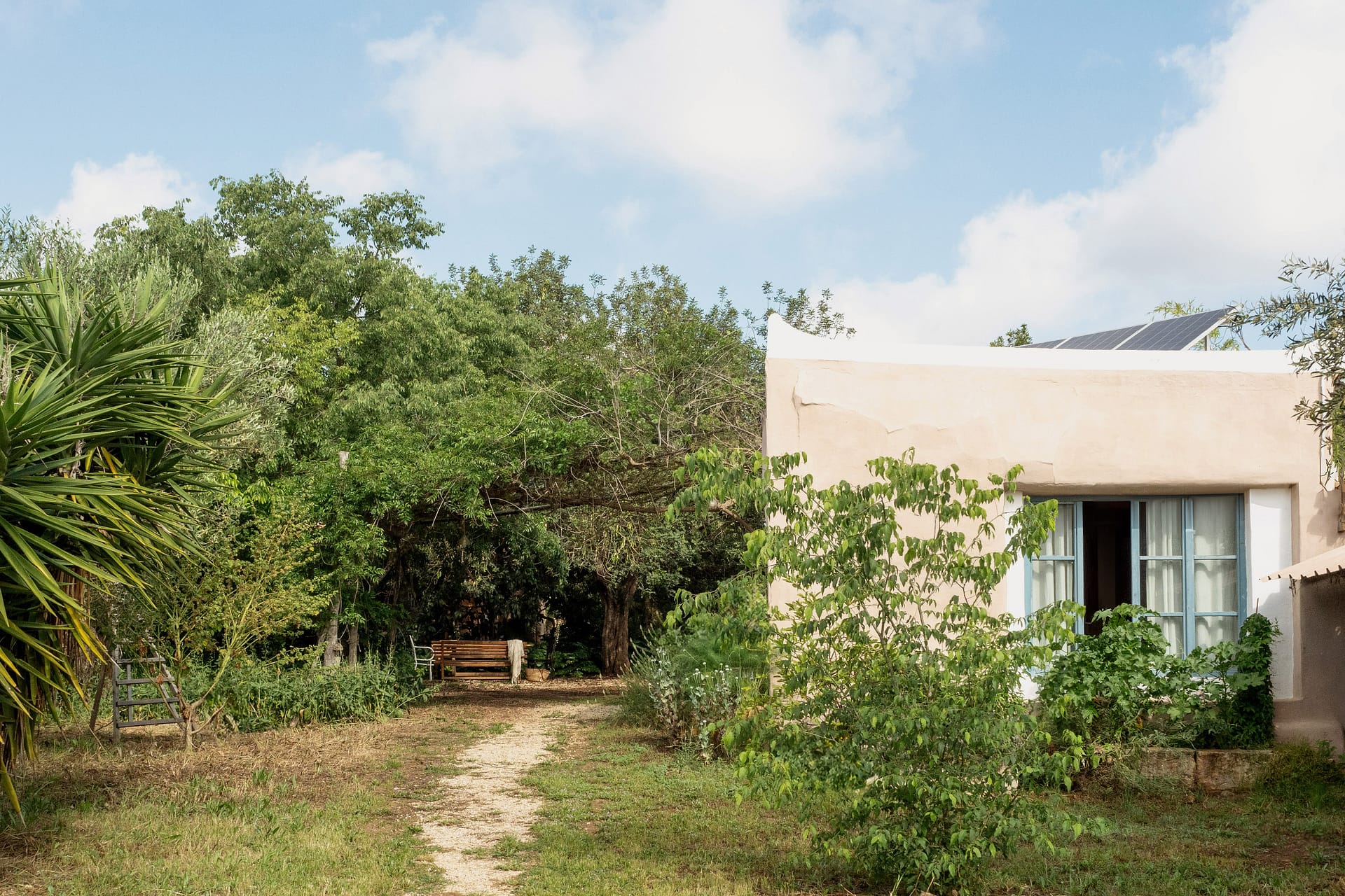 Country home on large plot in a private location 15