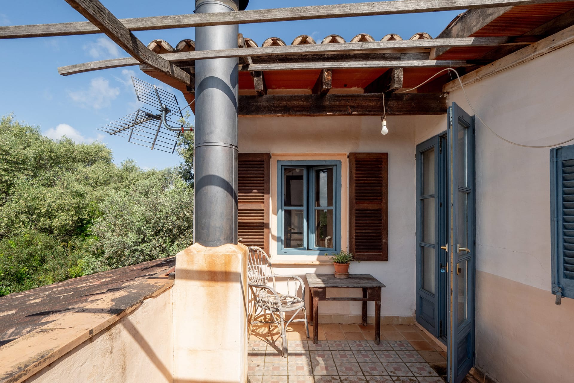 Country home on large plot in a private location 4