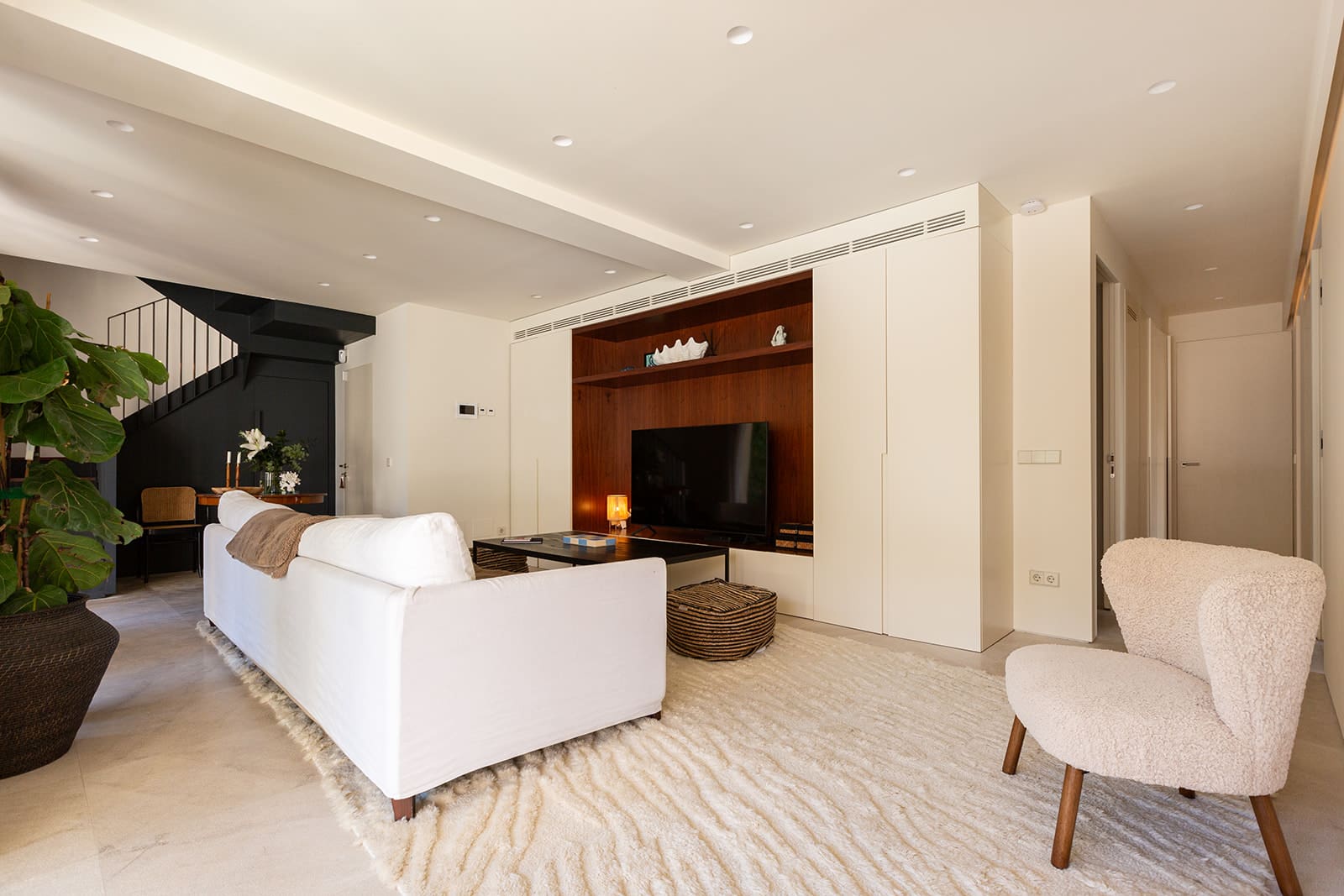 Sophisticated living in a renovated El Terreno Villa 54