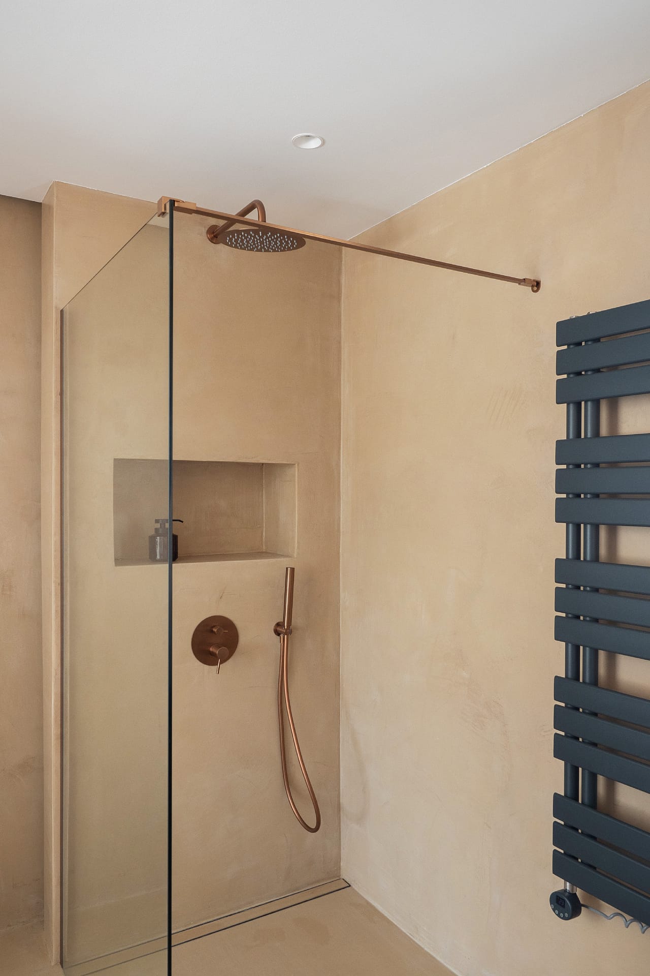 Fantastic renovated penthouse with expansive terraces in El Molinar 12