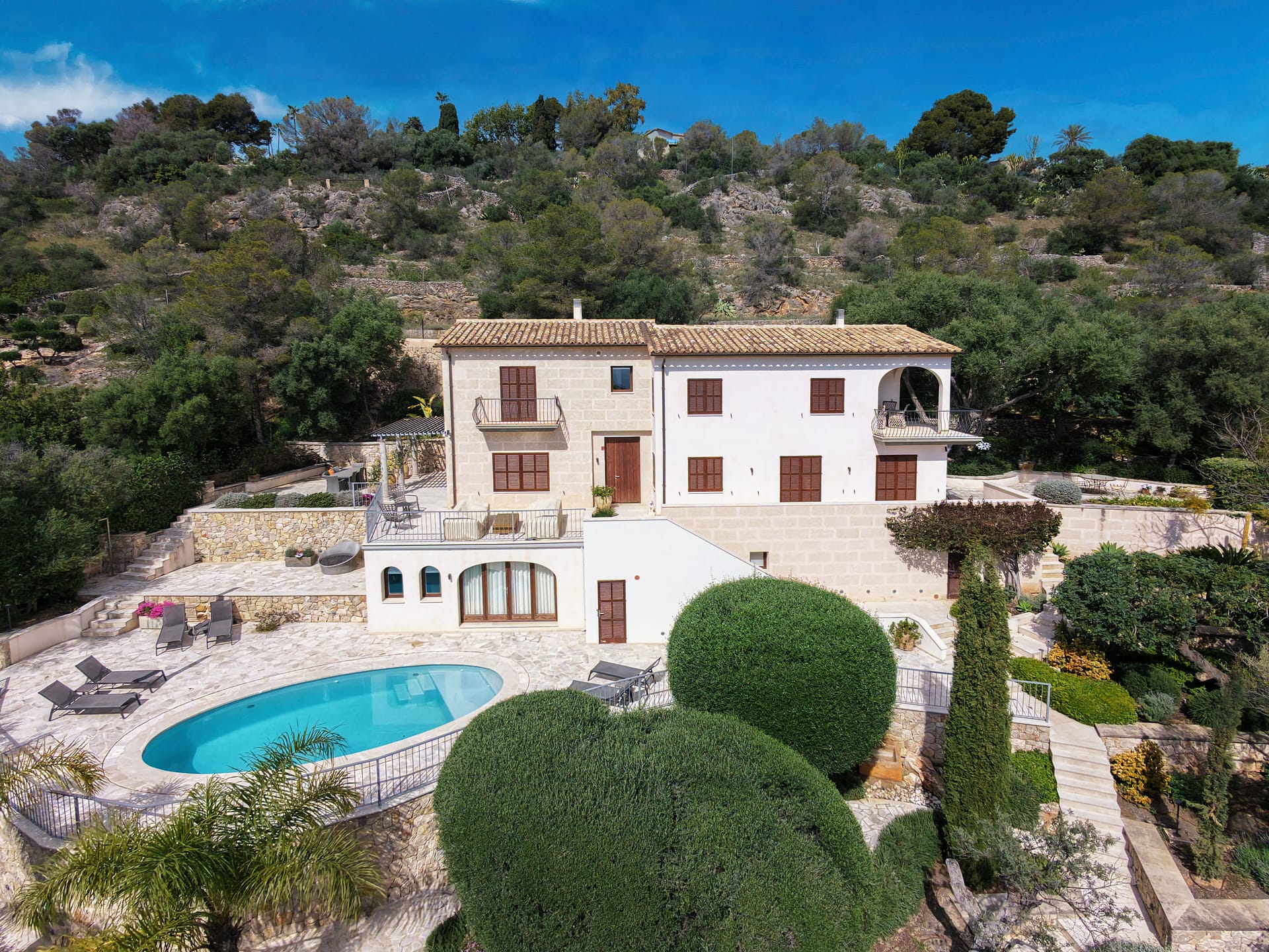 Elegant villa in Genova with panoramic sea views and valid rental license