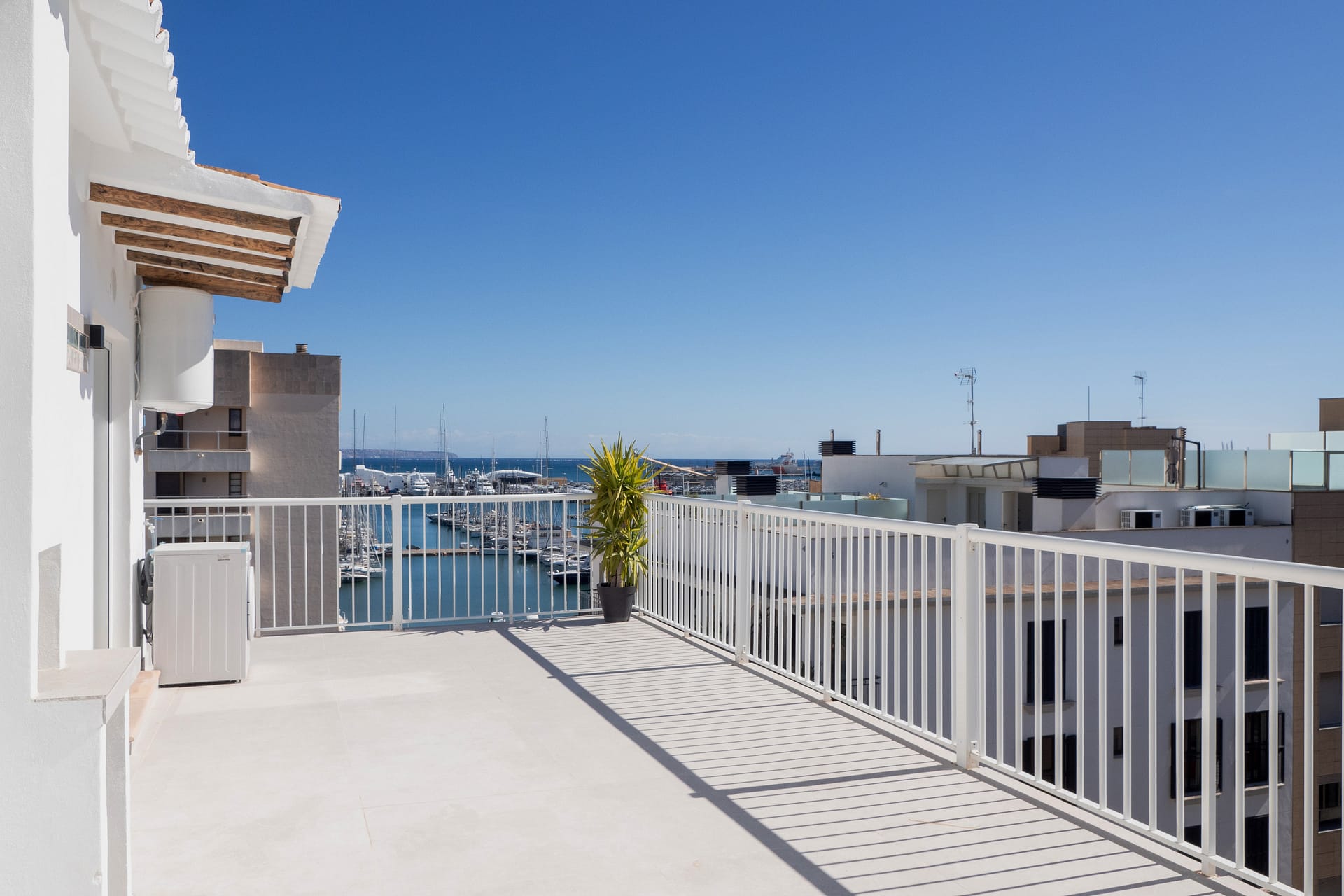 Renovated penthouse with large terrace and sea views in Santa Catalina