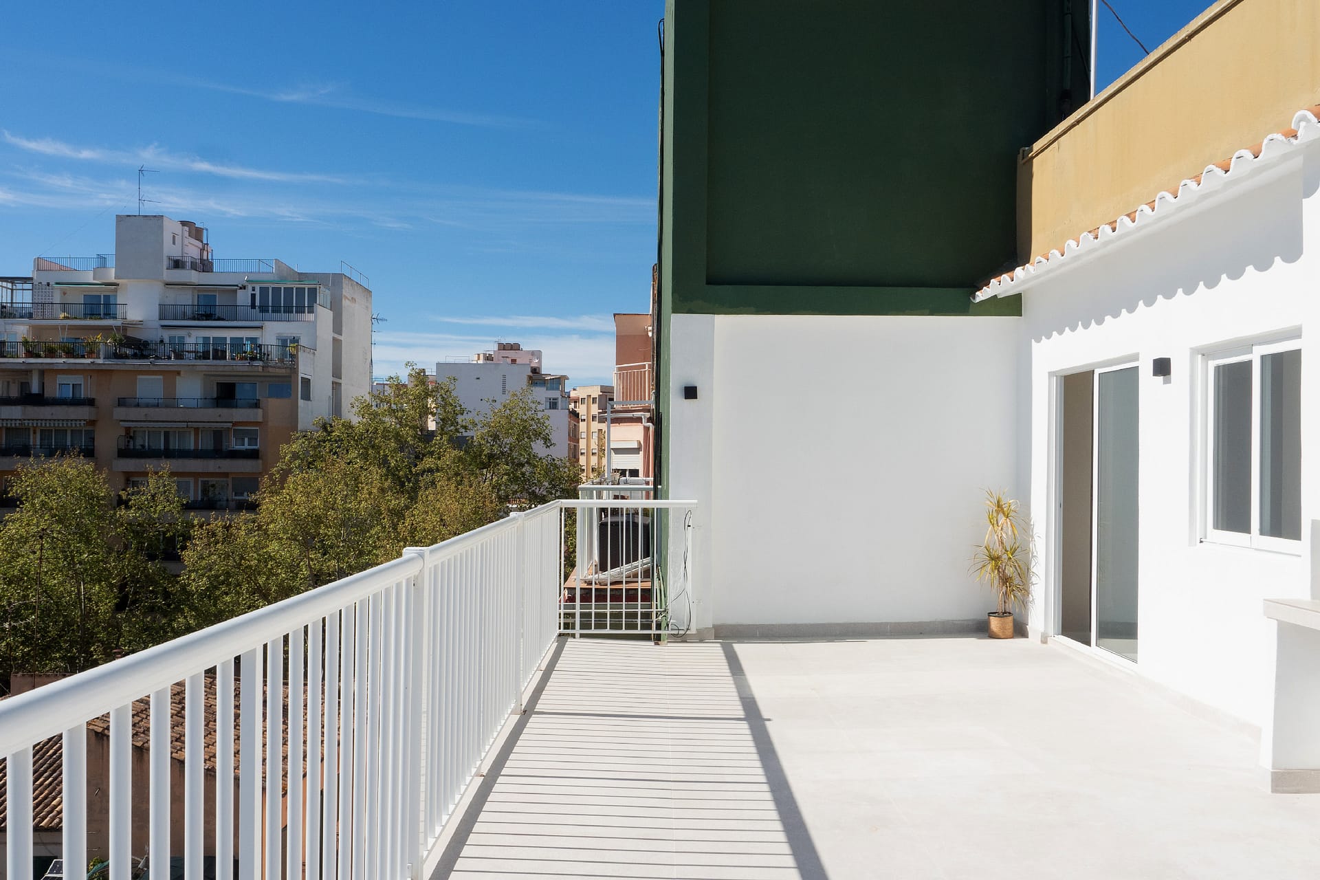 Renovated penthouse with large terrace and sea views in Santa Catalina